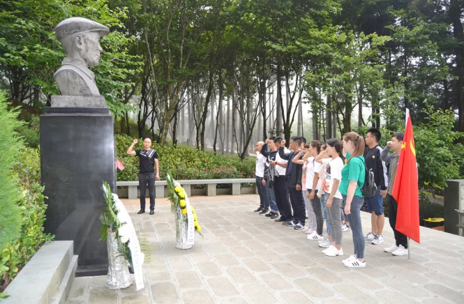 中共保山安利醫(yī)院有限責(zé)任公司支部委員會開展“不忘初心，牢記使命”愛國主義專題教育活動