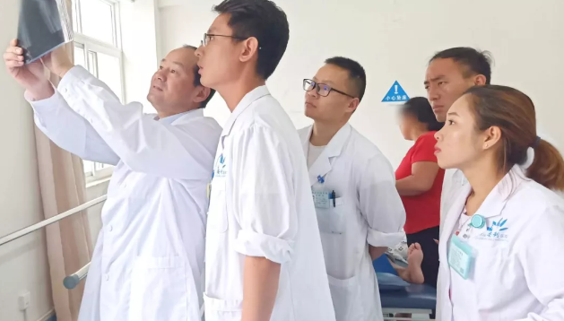 云南省康復(fù)三級體系項目中心葉斌團隊到保山安利醫(yī)院進行學(xué)科建設(shè)、業(yè)務(wù)指導(dǎo)及板橋中心衛(wèi)生院示范單位評審驗收并授牌