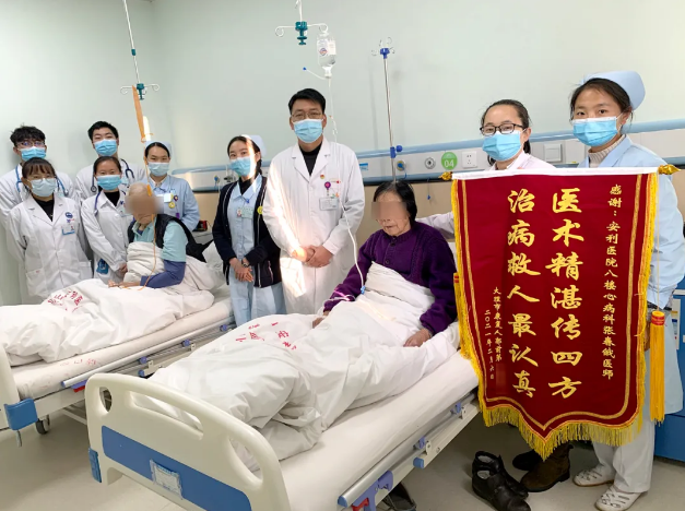 溫暖的陪伴、細(xì)心的照顧，兩位老人感恩贈(zèng)錦旗！