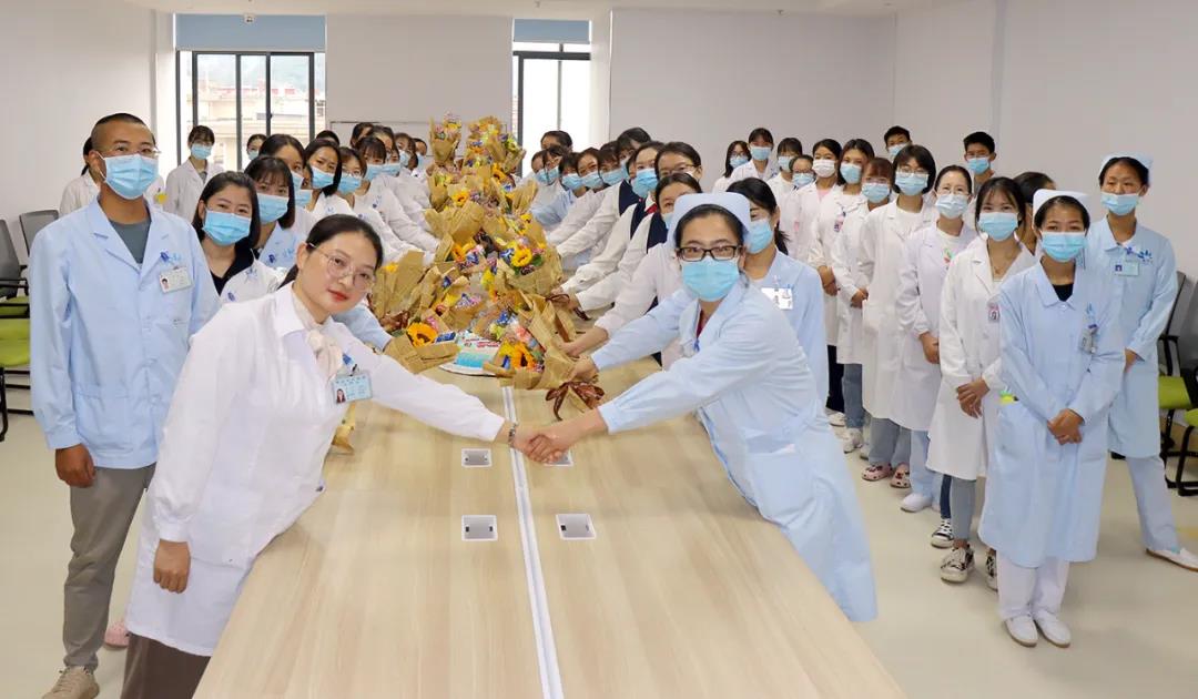 【保山安利醫(yī)院】雙節(jié)同慶，用祝福和鮮花感謝默默付出的治療師和教師們