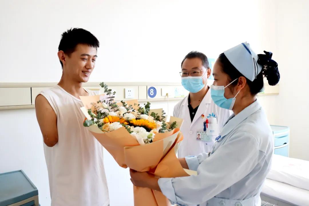 【保山安利醫(yī)院】雖然失去了雙臂，但他用堅(jiān)強(qiáng)、樂觀的態(tài)度讓生活充滿陽光！