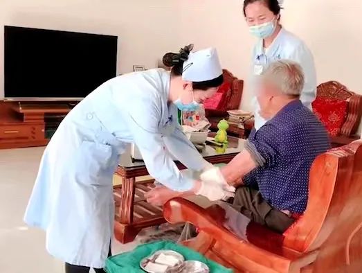 【保山安利醫(yī)院】82歲爺爺與老伴居家，在院手術(shù)后換藥不便，居家護理上門服務(wù)解難題