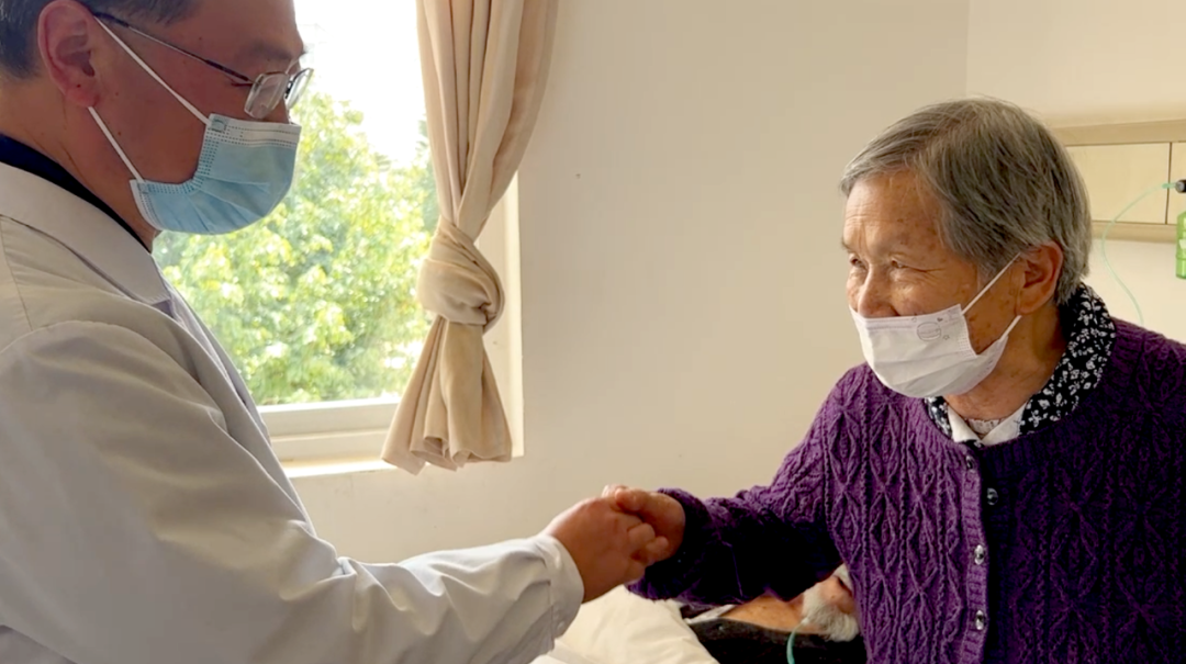 【保山安利醫(yī)院】百歲老人15年后再次到院做手術(shù)，老伴深表謝意“感謝你們給了他第二次生命”！